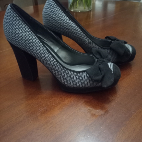 Ann Marino Black and Gray Heels with Bow - Picture 2 of 5